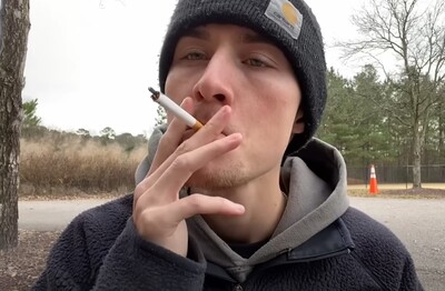 Лечение зависимости от табакокурения в Сасово Мужчина с сигаретой делает затяжку