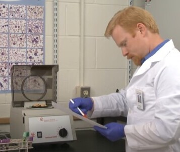 Клиника лечения наркозависимости в Сасово Врач в кабинете клиники